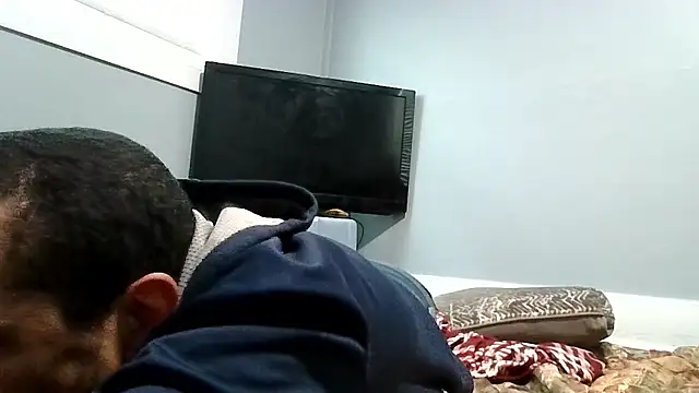 Tjskigh: διαδικτυακό σόου στην κάμερα