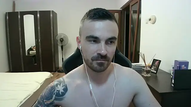 Show modela mu5clemania2 na web-kameri