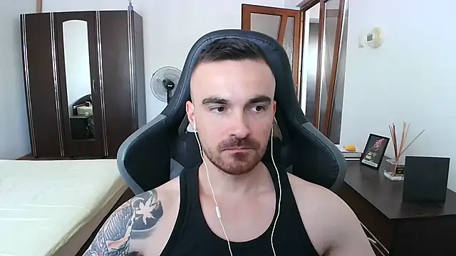 Show modela mu5clemania2 na web-kameri