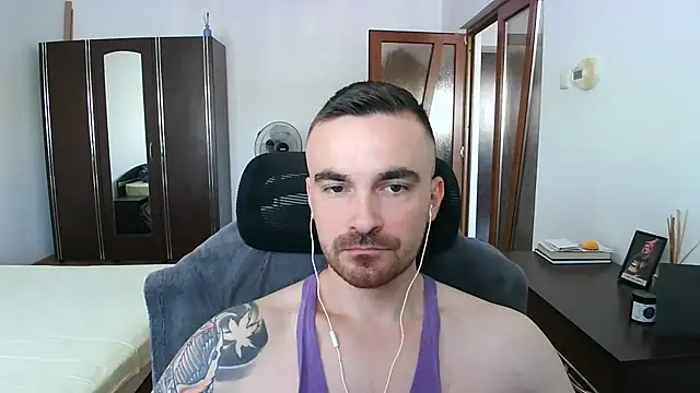 Show modela mu5clemania2 na web-kameri