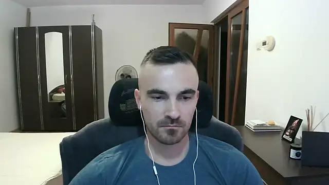 Show modela mu5clemania2 na web-kameri