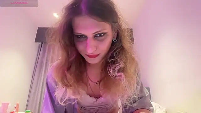 AlicePinkhead: вебкам-шоу