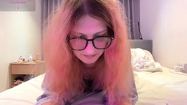 AlicePinkhead: вебкам-шоу
