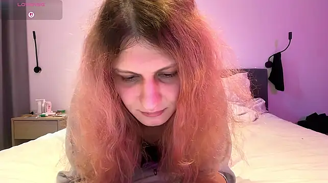 AlicePinkhead: вебкам-шоу