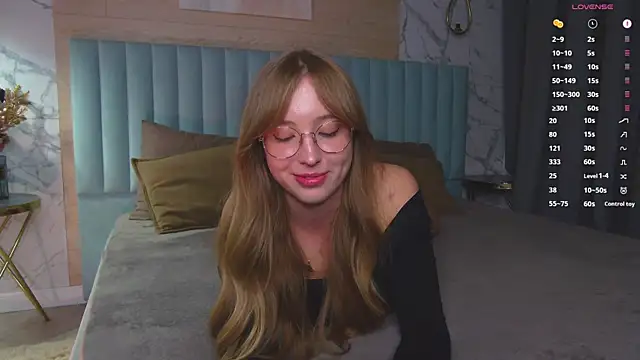 LoraineLuff's Webcam Show