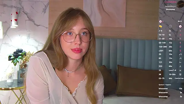 LoraineLuff Show in webcam