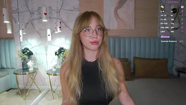 LoraineLuff webcam show