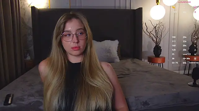 LoraineLuff's Live XXX Chat
