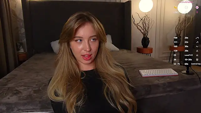 LoraineLuff live XXX chat