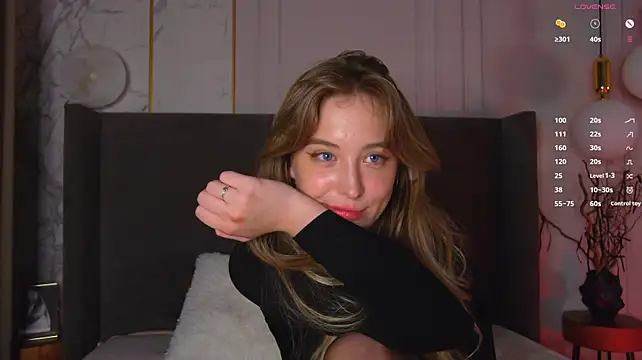 LoraineLuff's Live XXX Chat