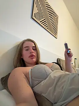 yourhornyslut – webcam-show