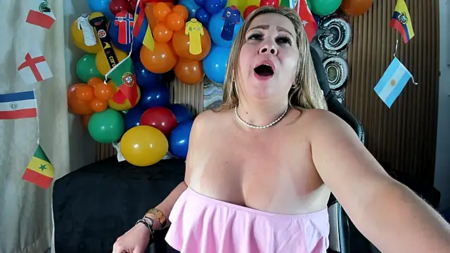 Danna_topless élő XXX-chatje