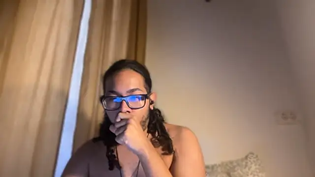 Show modela MrMagnificat na web-kameri