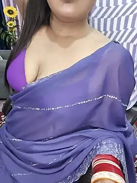 Curvy_Nayaran Webbikameraesitys