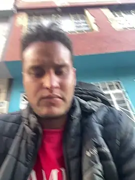 Latino_jr: διαδικτυακό σόου στην κάμερα