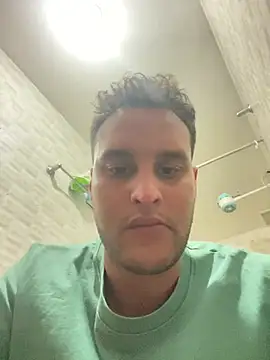 Latino_jr Show in webcam