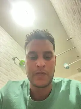 Latino_jr Show in webcam