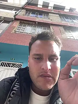 Show modela Latino_jr na web-kameri