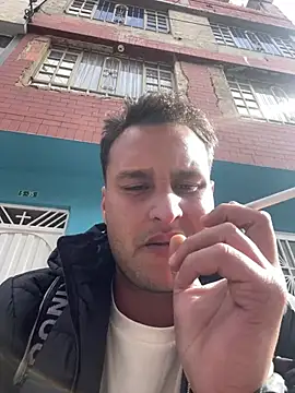 Latino_jr: διαδικτυακό σόου στην κάμερα