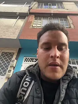 Latino_jr: διαδικτυακό σόου στην κάμερα