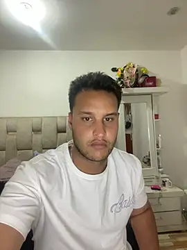 Latino_jr: διαδικτυακό σόου στην κάμερα