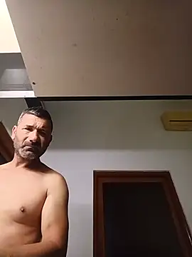 kariilalit: διαδικτυακό σόου στην κάμερα