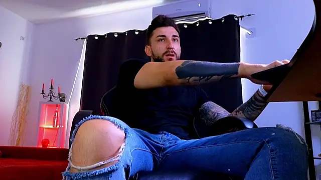 MightyAaron66 Show in webcam