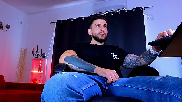 Show modela MightyAaron66 na web-kameri