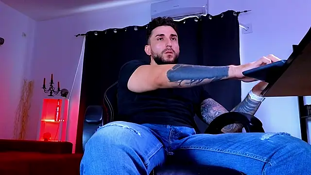 MightyAaron66 Show in webcam