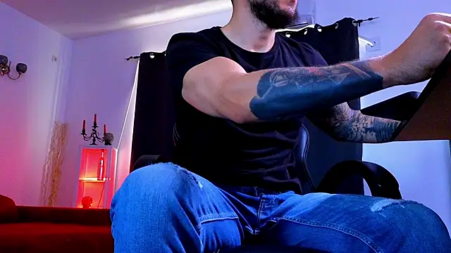 Show modela MightyAaron66 na web-kameri