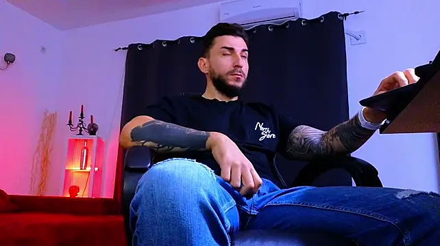 MightyAaron66 Show in webcam