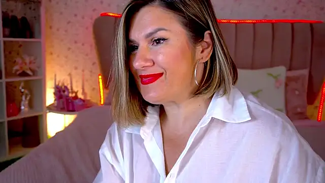 Chat +18 de KiraRoxx ao vivo