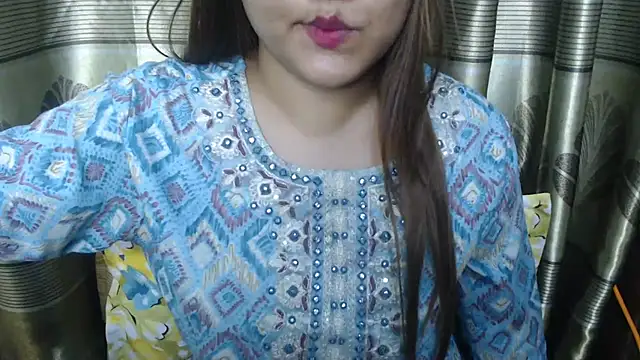 Show modela kaira_sharma2026 na web-kameri