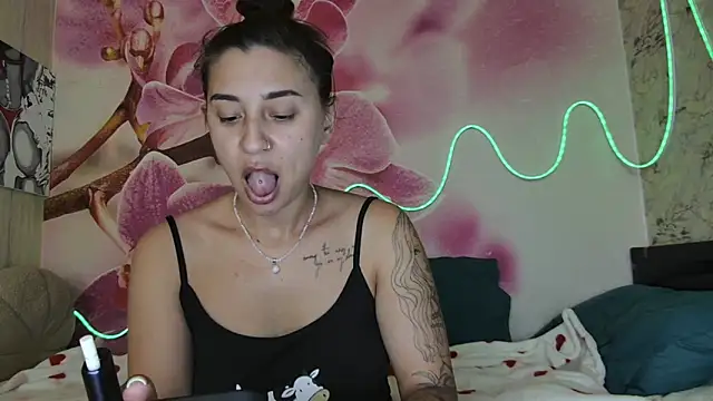 SweetGirl1-: διαδικτυακό σόου στην κάμερα
