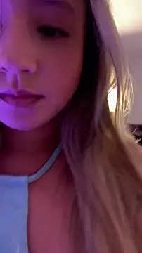Chatroom XXX en direct de MiaPetit_