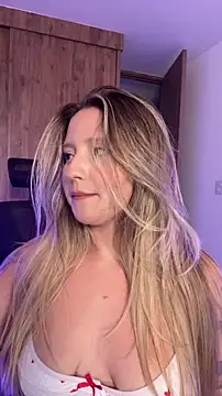 XXX chat uživo modela MiaPetit_