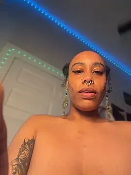 Lunalovesyou8 Show in webcam