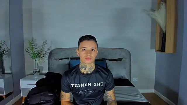 Show modela Ian_Castillo_ na web-kameri