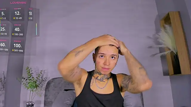 Show modela Ian_Castillo_ na web-kameri