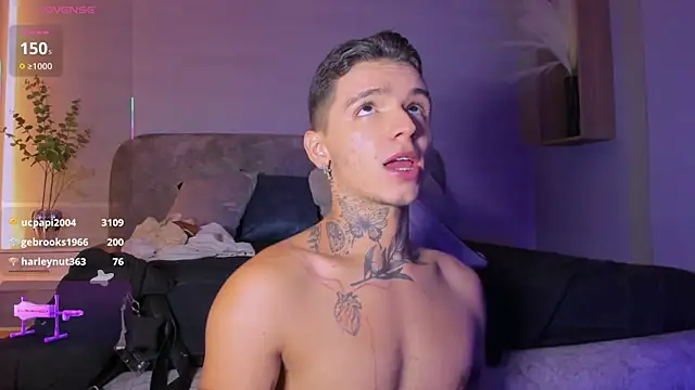 Ian_Castillo_ Show in webcam