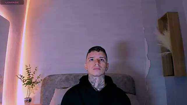 Show modela Ian_Castillo_ na web-kameri