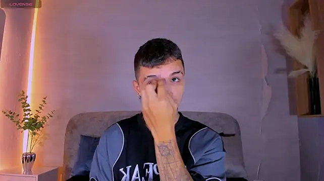 Show modela Ian_Castillo_ na web-kameri