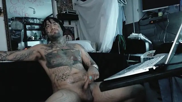 Azielparallax Show in webcam