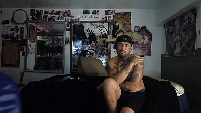 Azielparallax Show in webcam