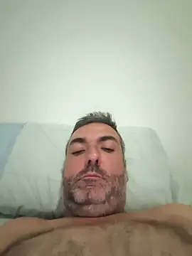 Abelito87: διαδικτυακό σόου στην κάμερα