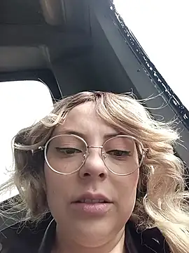 madelaine-: διαδικτυακό σόου στην κάμερα