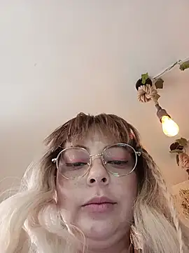 madelaine-'s Live Chat Room