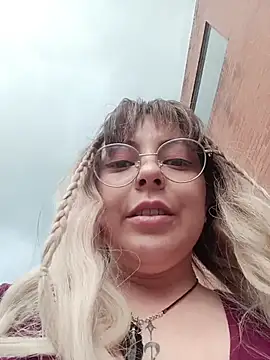 madelaine-'s Live Chat Room