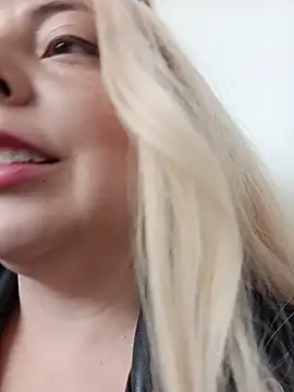 madelaine-'s Live XXX Chat
