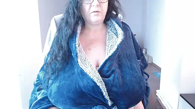 Pokazy przed kamerką – mayabbw50tits